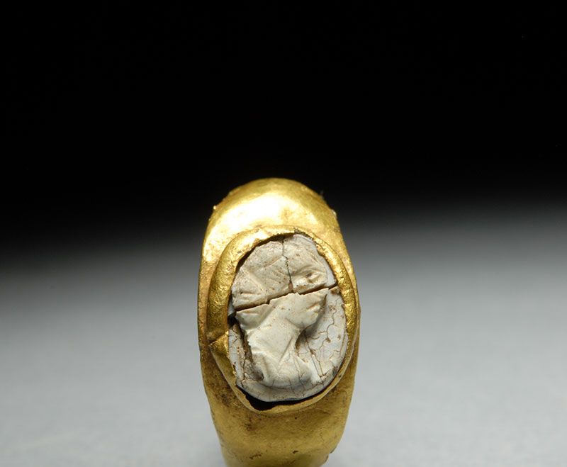 An attractive, genuine, Ancient Roman gold finger ring, set with agate 