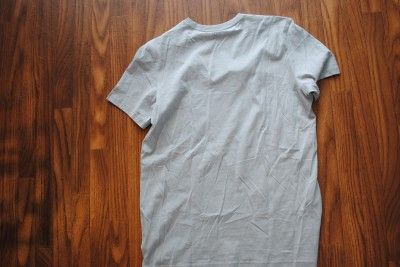 145 NEW MENS HUGO BOSS V NECK T SHIRT SIZE LARGE FITS MEDIUM  