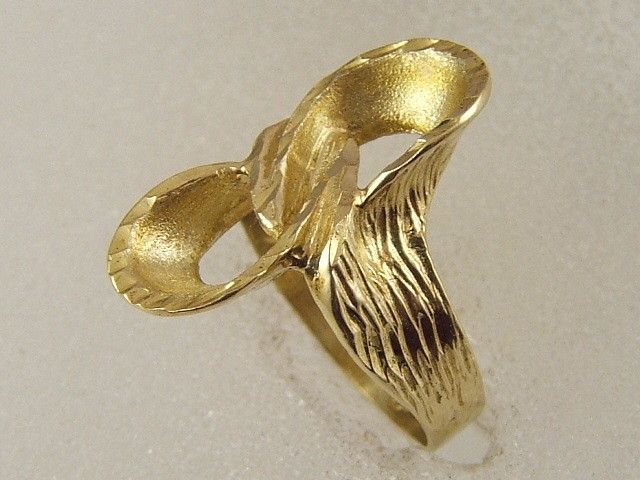 10 KT GOLD LADIES DIAMOND CUT LARGE LOVE KNOT BOW RING  