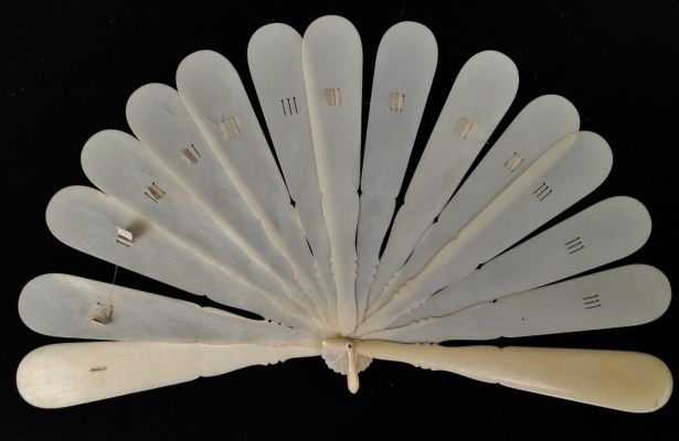 Antique 19C. Chinese Asian Carved Cow Bone Elegant Ladies Hand fan 