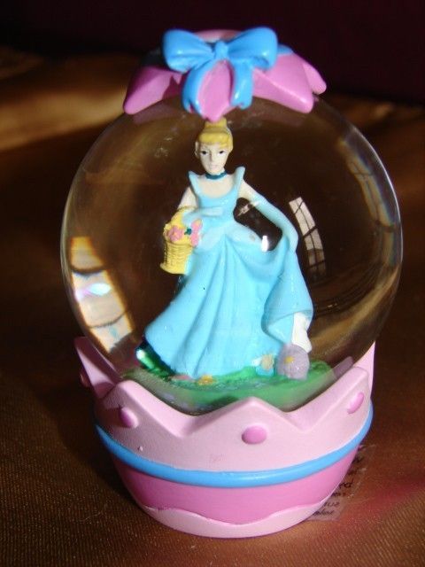 DISNEY CINDERELLA EASTER EGG MINI SNOWGLOBE NEW  