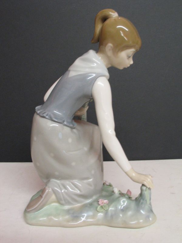 VINTAGE LLADRO GIRL WITH FLOWERS RETIRED GLOSS 1172  