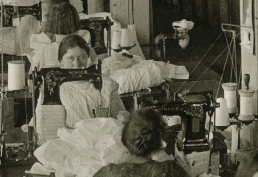 VINTAGE ANTIQUE SINGER SEWING MACHINE INDUSTRY PHOTO FEMALE LABOR 