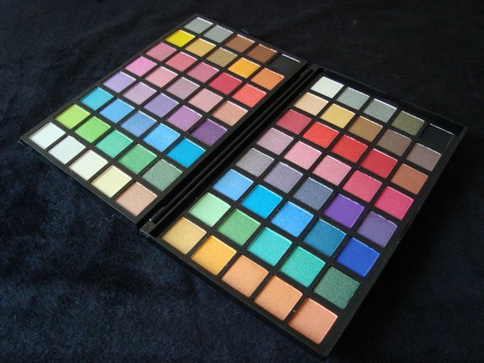 palettes includes matte and shimmer eye shadows easy to match